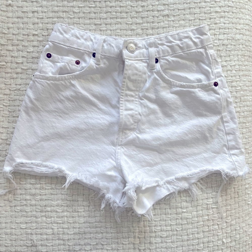 Zara high rise white denim shorts. 🤍